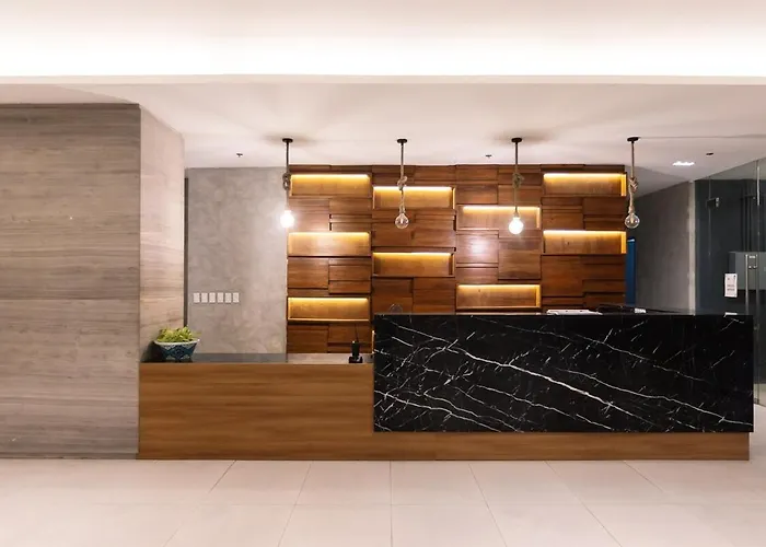 Urban Noir At Ayala Cbd, Fast Wifi, Netflix Apartment *