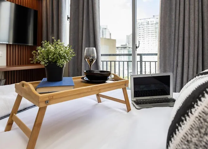 Urban Noir At Ayala Cbd, Fast Wifi, Netflix Apartment *
