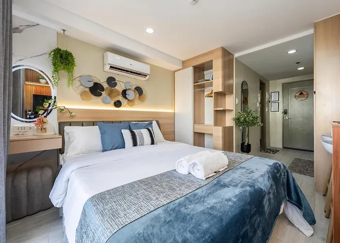 Urban Noir At Ayala Cbd, Fast Wifi, Netflix Apartment