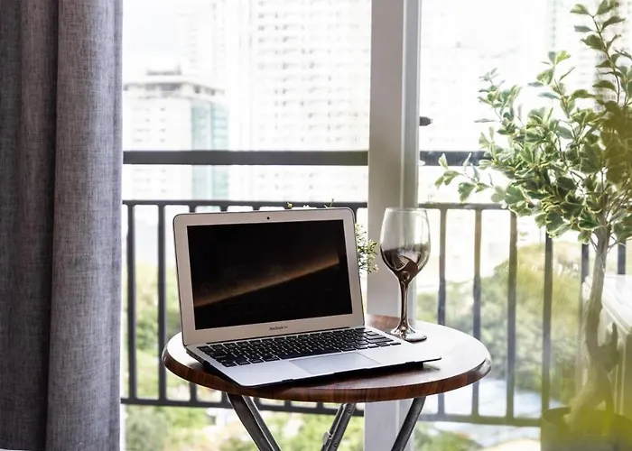 Apartment Urban Noir At Ayala Cbd, Fast Wifi, Netflix