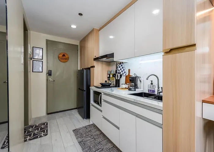 Urban Noir At Ayala Cbd, Fast Wifi, Netflix Apartment *