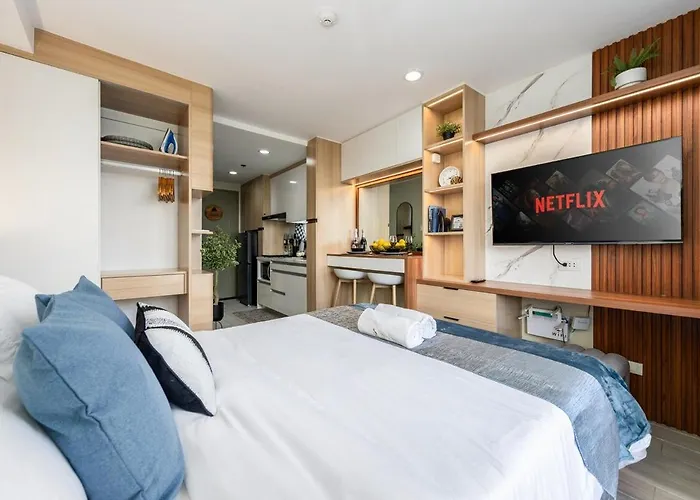 Urban Noir At Ayala Cbd, Fast Wifi, Netflix Apartment *